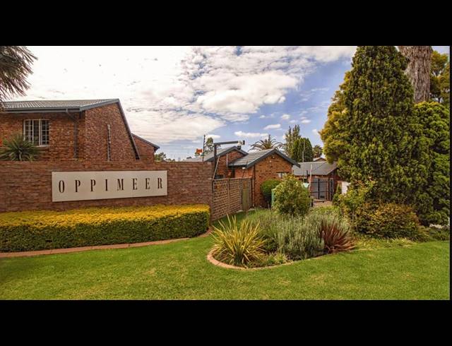 2 BEDROOM TOWNHOUSE FOR SALE IN VAN RIEBEECK PARK